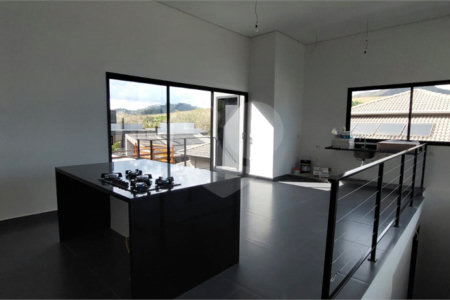 Casa à venda com 4 suítes no condomínio Figueira Garden, Atibaia - SP