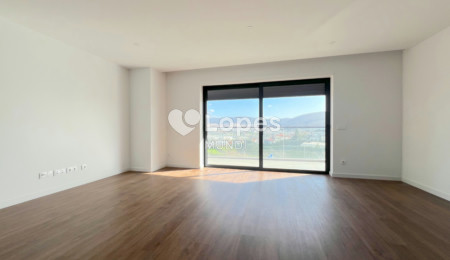 Apartamento T2 à venda em Águas Santas, Maia, Portugal – Varanda e garagem