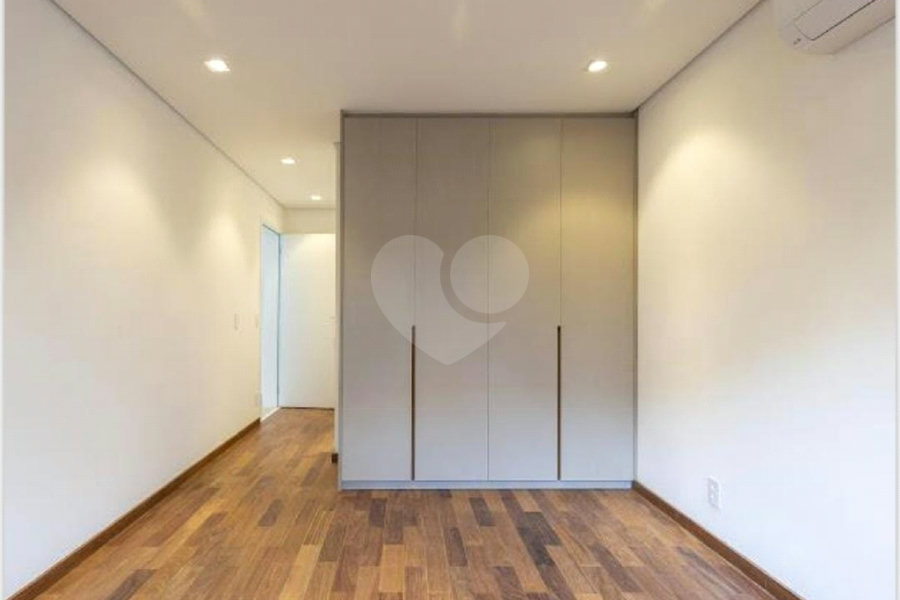 Casa à venda com 3 quartos, sendo 2 suítes, no condomínio Residencial Erika, São Paulo - SP