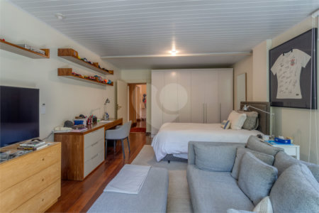 Casa à venda com 6 quartos, sendo 2 suítes, no condomínio Chácara Flora, São Paulo - SP