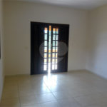 Casa em condomínio para alugar com 3 quartos, sendo 1 suíte, em Vila Petrópolis, Atibaia, SP