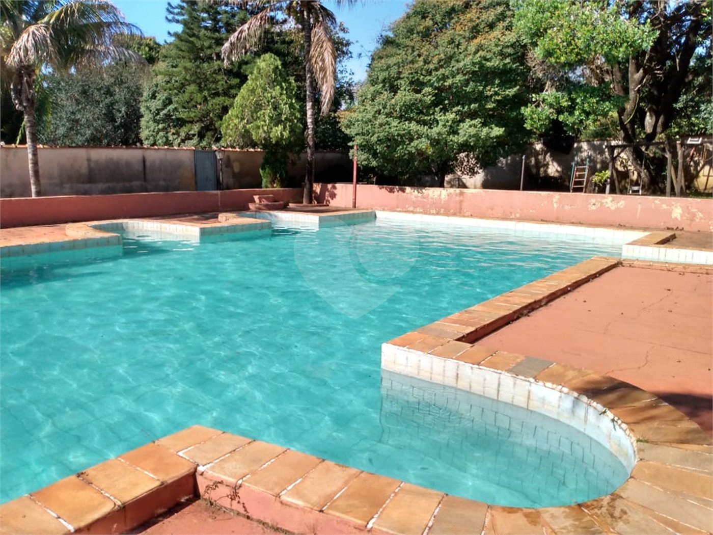 Casa Térrea com 3 dormitórios, sendo 1 suíte.