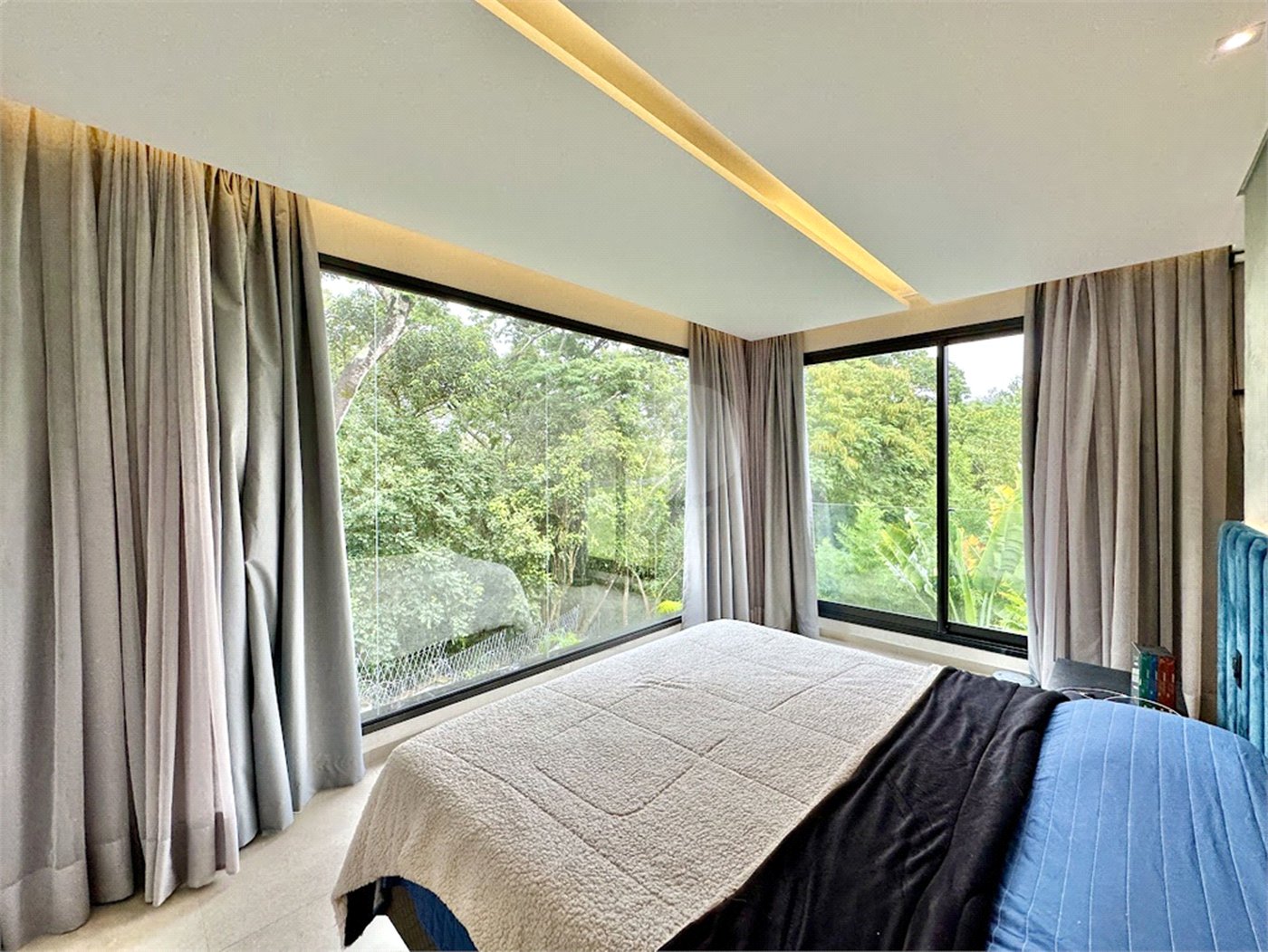Casa à venda com 3 suítes no condomínio Reserva Santa Maria, Jandira - SP