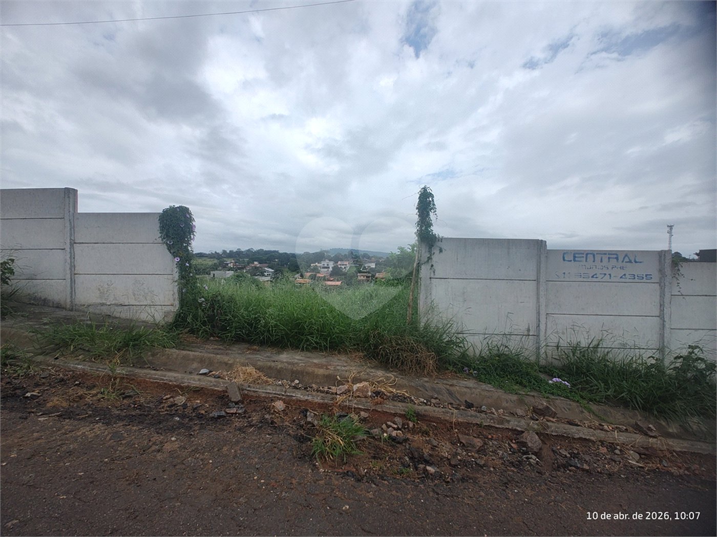 Terreno em Atibaia com 990 metros, pronto para construir, topografia declive, aceita financiamento