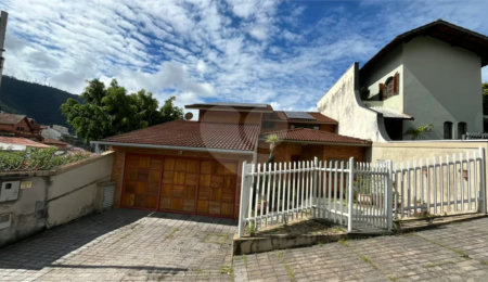 Casa à venda ou para alugar com 3 quartos, sendo 1 suíte,  em Da Saúde, Poços de Caldas, MG