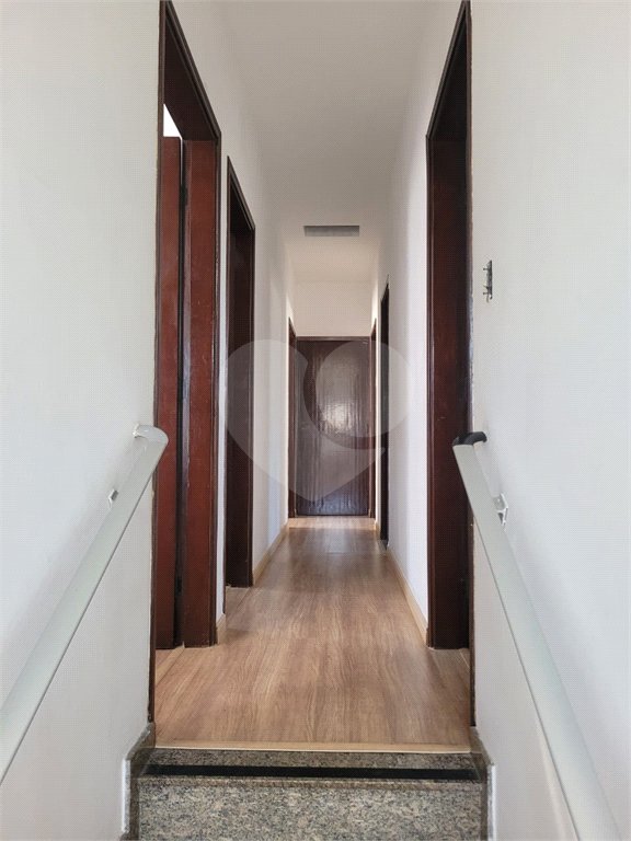 Sobrado com 14 metros de frente , na Região do Jardim Guapira , próximo ao Clube Guapira com 5 dormitórios, sendo 3 suíte com armários embutidos ,banheiro social, Sala para 2 ambientes, escritório com banheiro .cozinha ampla com armários, área de serviço ,dispensa, quintal com banheiro externo c