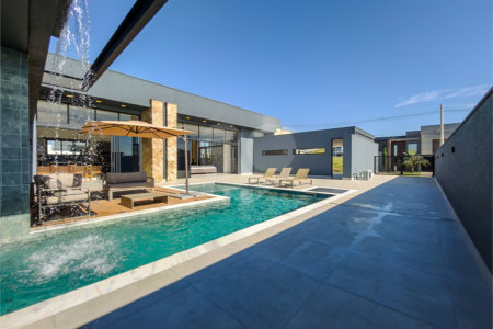 Indaiatuba - Quintas da Terracota - 1252 m² de terreno - casa térrea com 514 m² de área construída -3 vagas de garagem cobertas e 3 descobertas Lavabo - Sala de estar e jantar amplas e integradas - Escritório privativo - Cozinha toda equipada com geladeira, forno, micro-ondas, lava-louças,