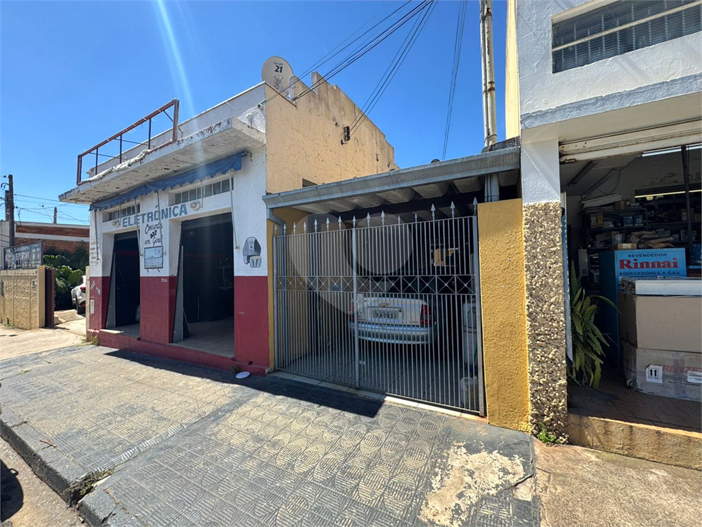 Casa com salão comercial, á venda, em São Carlos-SP.