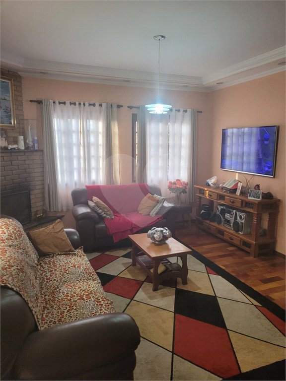 Casa à venda com 4 quartos, sendo 1 suíte, no condomínio Parque Suiça, Caieiras - SP