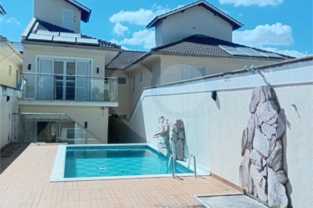 Casa à venda com 3 suítes no condomínio Residencial Jd. Floresta, São Paulo - SP
