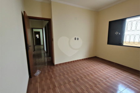 Casa para alugar com 4 quartos, sendo 1 suíte, em Vila Judite, Itapetininga, SP
