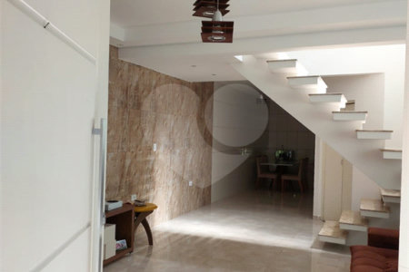 Sobrado à venda com 2 quartos, sendo 1 suíte, em Jardim Luciana, Itaquaquecetuba, SP
