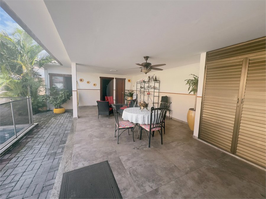 Casa em condomínio à venda com 4 quartos, sendo 2 suítes,  em Caravelas, Armação dos Búzios, RJ
