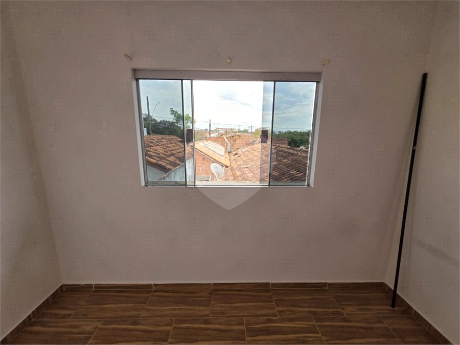 Casa térrea à venda no Douradinho com 2 quartos e edícula com mais dois quartos e 2 banheiros.