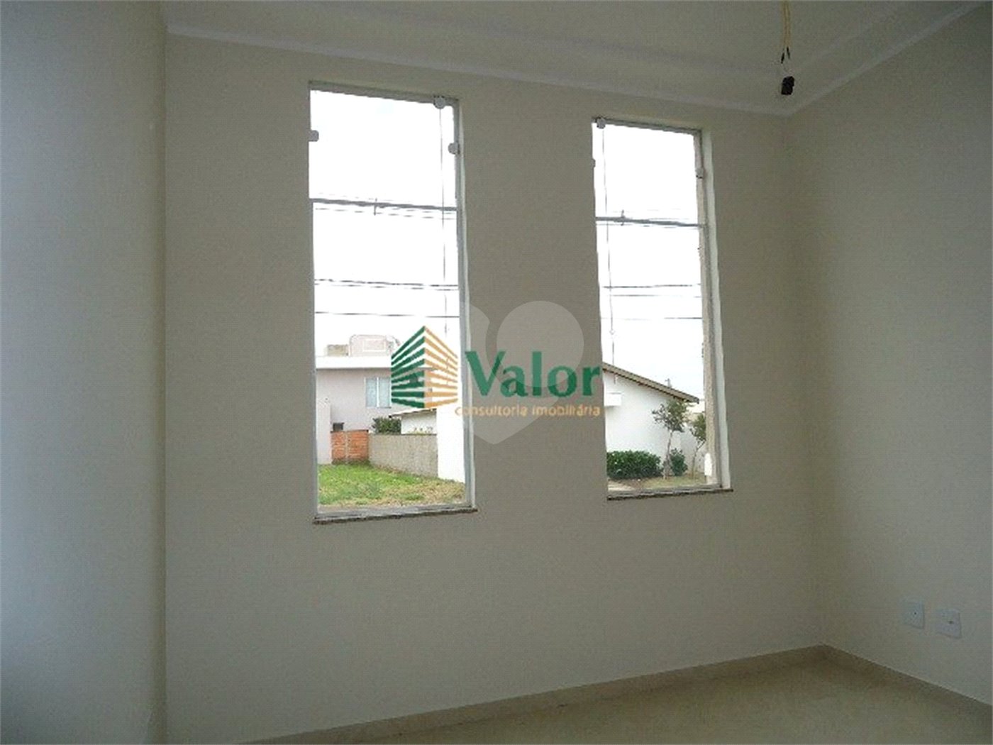 Casa no Condomínio Quebec, com 4 dormitórios, sendo 1 suíte.