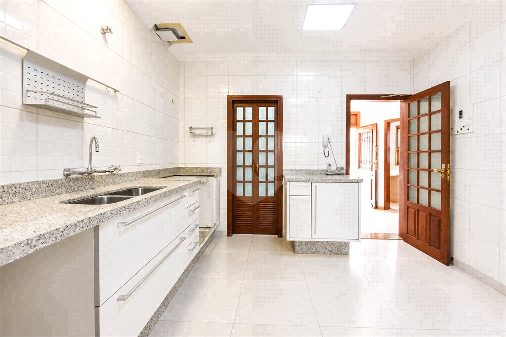 Casa à venda ou para alugar com 4 suítes no condomínio Vila das Emboabas, São Paulo - SP