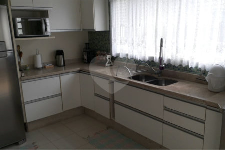 Sobrado à venda com 3 quartos, sendo 1 suíte,  no Centro, Elias Fausto, SP