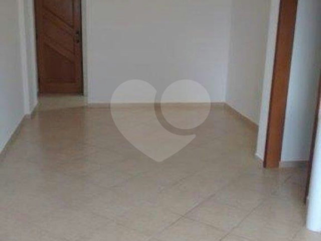Apartamento à venda com 2 quartos, sendo 1 suíte,  em Vila Tupi, Praia Grande, SP
