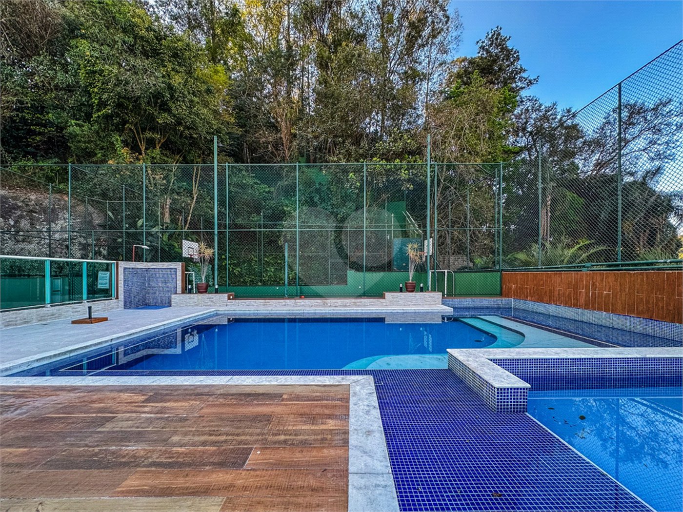 Casa à venda ou para alugar com 4 quartos, sendo 3 suítes,  no condomínio Da Serra, São Paulo - SP