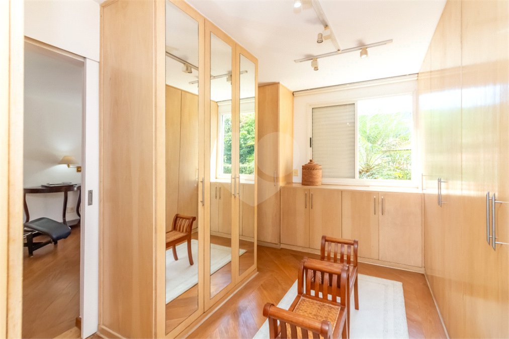Casa à venda com 4 quartos, sendo 2 suítes, em Alto da Boa Vista, São Paulo, SP