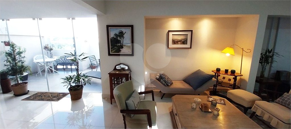 Cobertura à venda com 4 quartos, sendo 2 suítes,  em Vila Embaré, Valinhos, SP