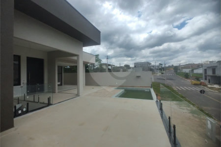 Casa exclusiva em Atibaia de alto padrão com 3 suítes, piscina, espaço gourmet, condomínio fechado, aceita financiamento