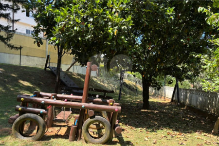 Sobrado à venda com 3 quartos, sendo 1 suíte, no condomínio Villagio da Granja, Cotia - SP