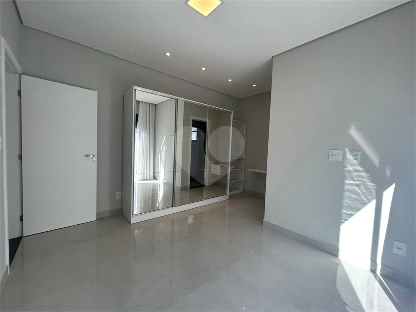 Casa à venda com 3 quartos, sendo 1 suíte,  no condomínio Le France, Sorocaba - SP