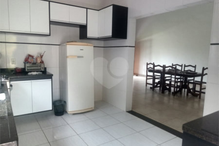 Casa à venda com 4 quartos, sendo 1 suíte,  no condomínio Village da Serra, Araçoiaba da Serra - SP