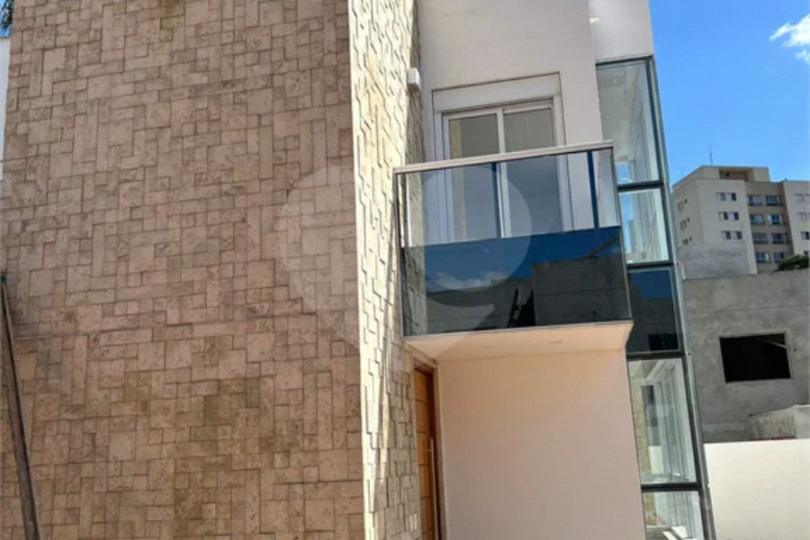 Casa à venda com 4 quartos, sendo 2 suítes, no condomínio Residencial Floresta, São Paulo - SP