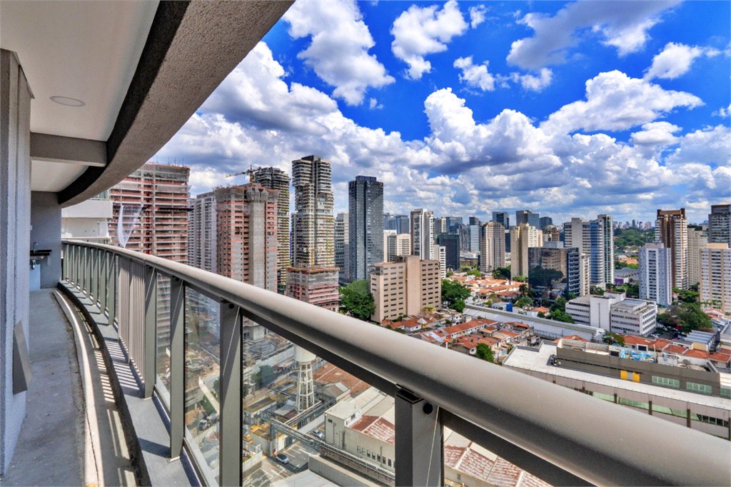 Apartamento à venda com 4 quartos, sendo 2 suítes,  em Jardim das Acácias, São Paulo, SP