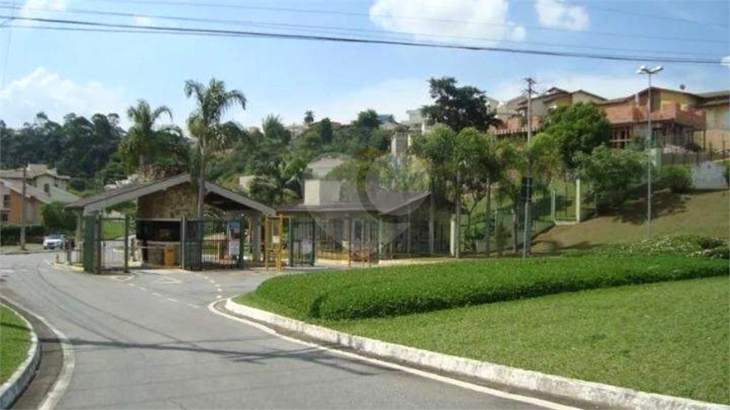 Casa à venda com 3 quartos, sendo 1 suíte, no condomínio Residencial Delle Stelle, Louveira - SP