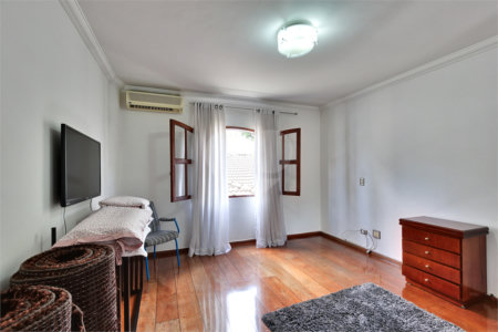 Casa à venda com 5 quartos, sendo 4 suítes, em Alto da Boa Vista, São Paulo, SP