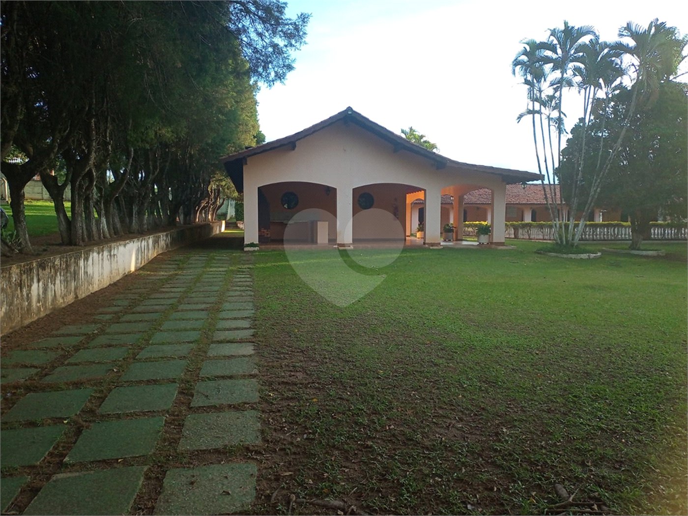 Casa à venda com 5 quartos, sendo 1 suíte, no condomínio Village da Serra, Araçoiaba da Serra - SP