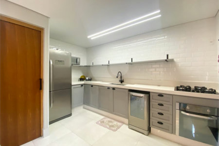 Sobrado à venda com 3 quartos, sendo 1 suíte, em Vila Nivi, São Paulo, SP