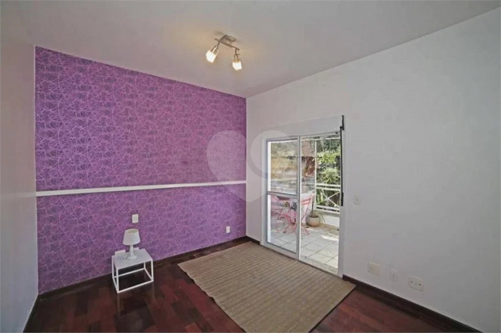 Casa à venda ou para alugar com 5 quartos, sendo 3 suítes, no condomínio Villa Florida, São Paulo - SP