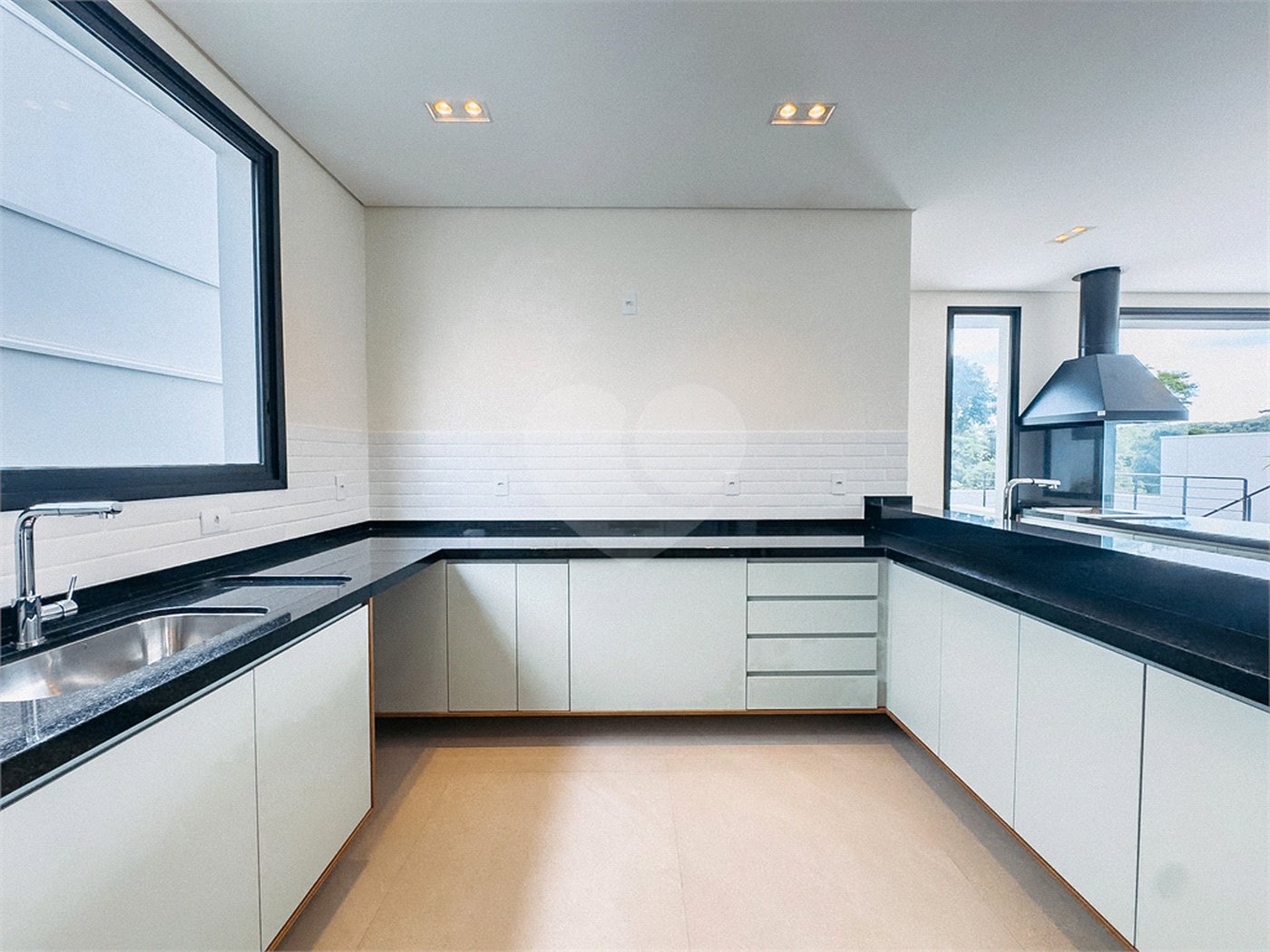 Casa à venda com 4 suítes no condomínio Villa dos Pinheiros, Indaiatuba - SP