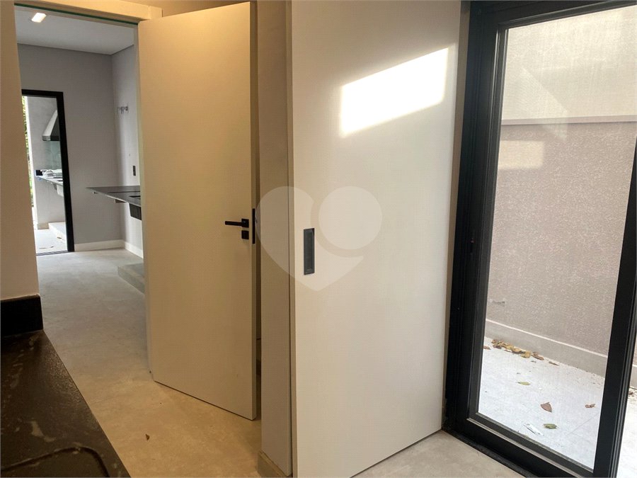 Casa à venda com 4 quartos, sendo 3 suítes, no condomínio Recanto dos Paturis, Vinhedo - SP