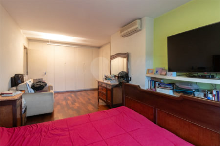 Apartamento à venda com 4 quartos, sendo 2 suítes,  em Alto de Pinheiros, São Paulo, SP