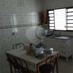 Casa térrea com 2 dormitórios, sendo 1 suíte.