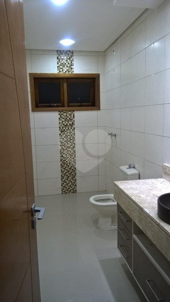 Casa à venda ou para alugar com 3 suítes no condomínio Vilarejo Estoril, Mairiporã - SP