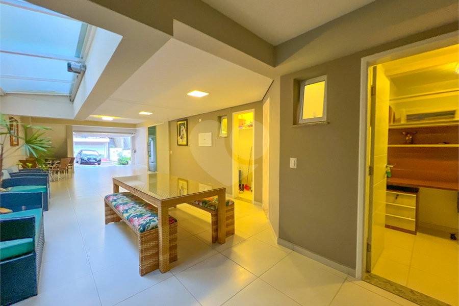 Casa à venda com 4 quartos, sendo 2 suítes,  no condomínio Floradas da Serra, São Paulo - SP