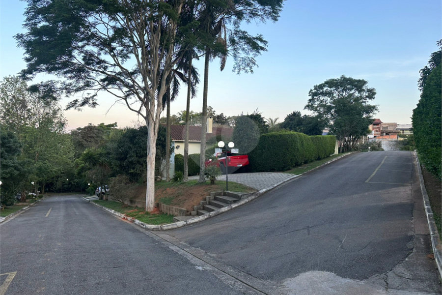 Casa à venda com 4 quartos, sendo 1 suíte,  no condomínio Jardim das Acácias, Cotia - SP