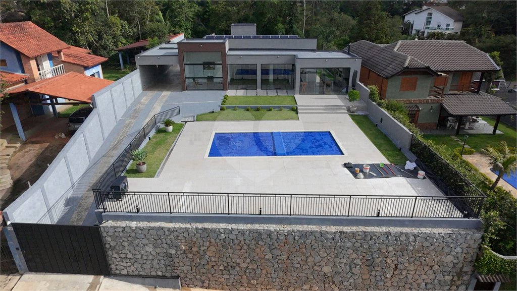 Casa à venda com 4 quartos, sendo 2 suítes, no condomínio Alpes da Cantareira, Mairiporã - SP