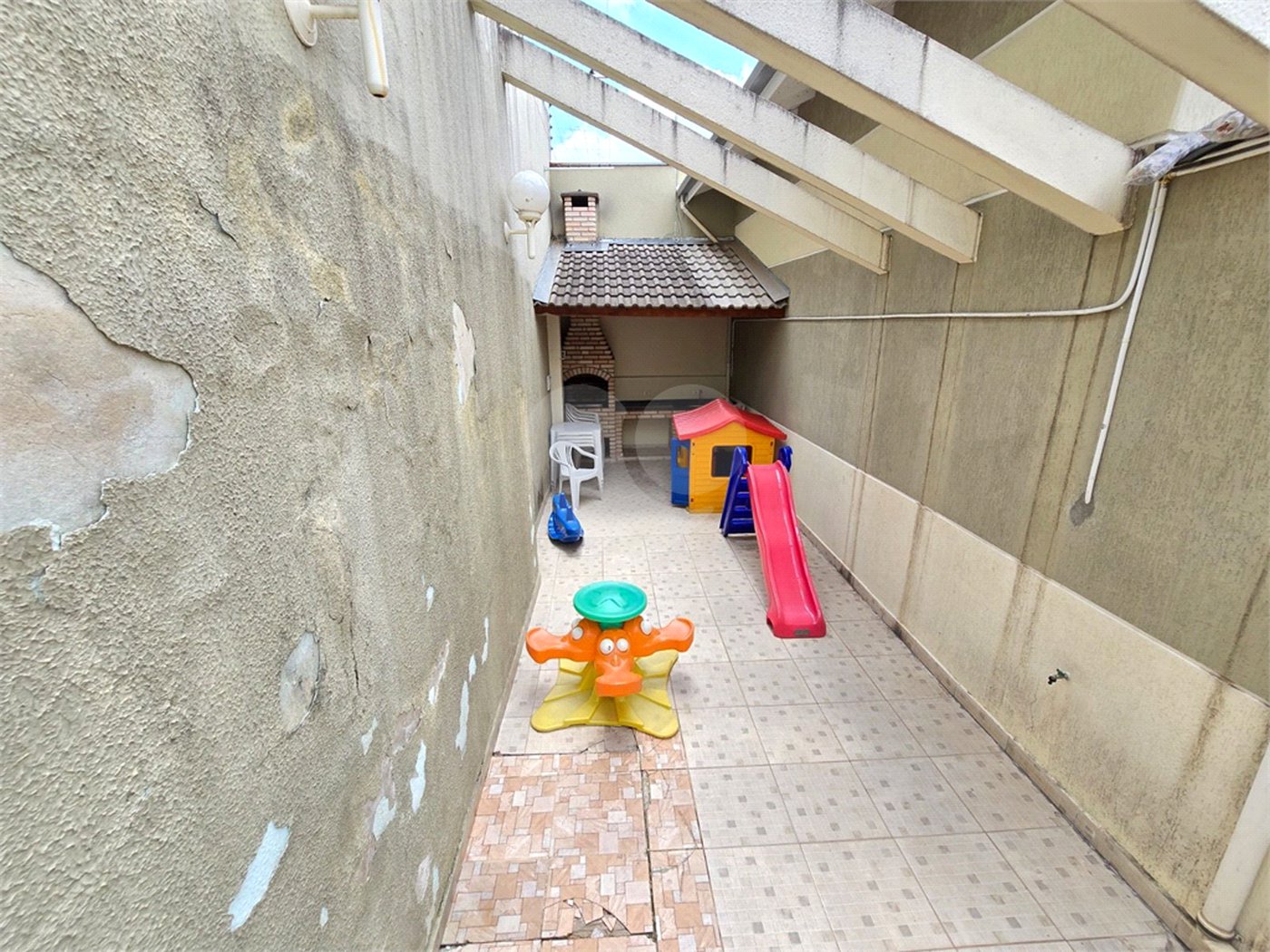 Casa à venda com 3 quartos, sendo 1 suíte, no condomínio Rafaela I, São Paulo - SP