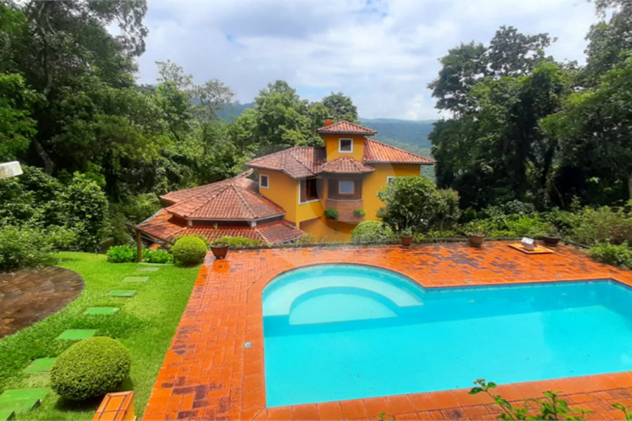 Casa à venda com 5 quartos, sendo 4 suítes, no condomínio Alpes da Cantareira, Mairiporã - SP