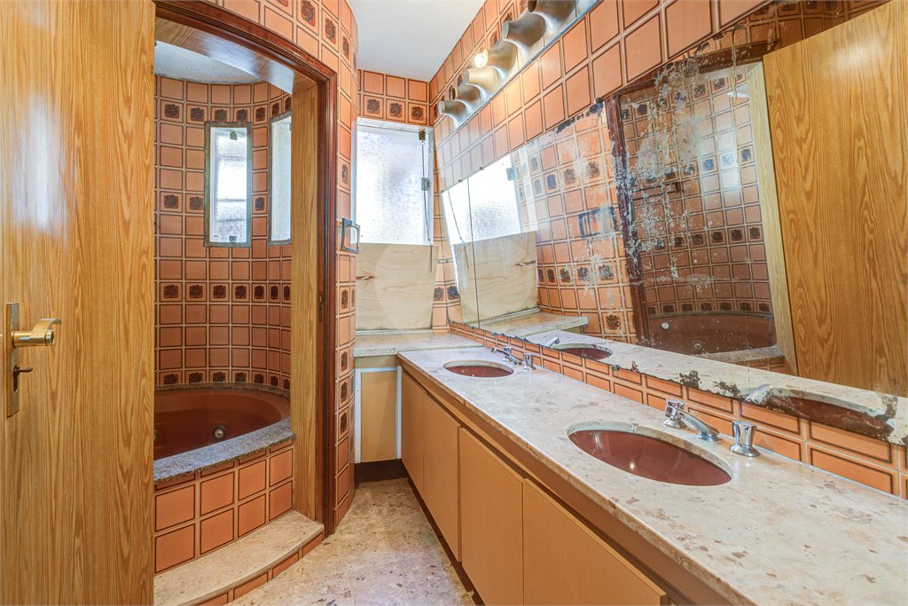 Casa à venda com 5 quartos, sendo 3 suítes, em Alto da Boa Vista, São Paulo, SP