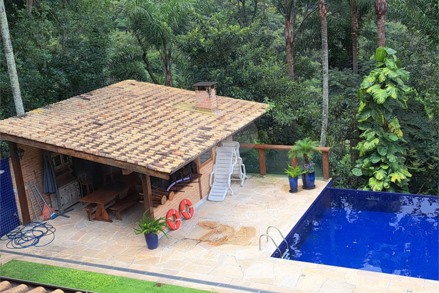 Casa à venda ou para alugar com 3 quartos, sendo 1 suíte,  no condomínio Parque Petrópolis 4 Secção, Mairiporã - SP