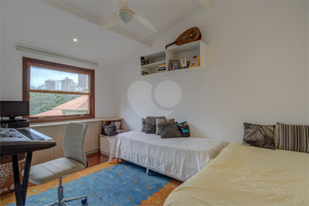 Casa à venda com 4 quartos, sendo 2 suítes, no condomínio Vila Antonieta, São Paulo - SP