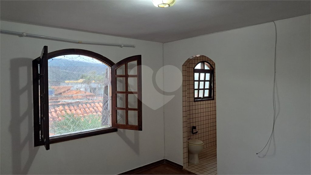 Sobrado à venda com 3 suítes em Barreiro, Mairiporã, SP